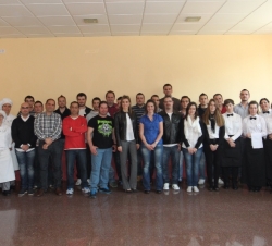 Fotografía de grupo de Su Alteza Real la Princesa de Asturias con un grupo de alumnos del CIFP "Mantenimiento y Servicios a la Producción" y
